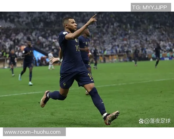 姆巴佩今日室内训练状态良好明日将决定是否参加西超杯对决 姆巴佩今日室内训练状态良好明日将决定是否参加西超杯对决