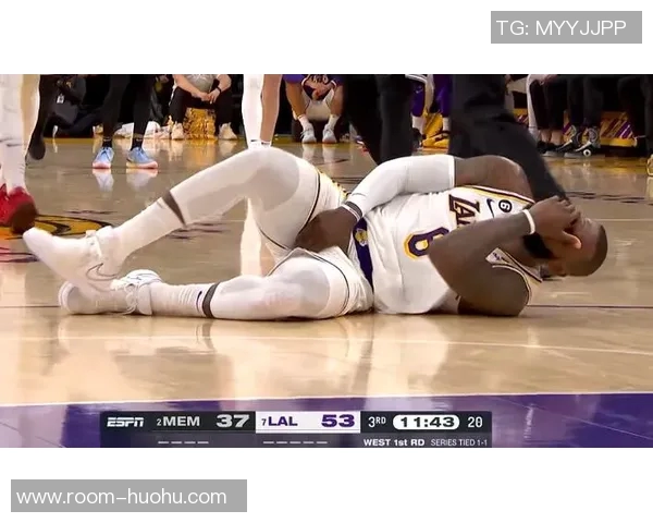 狄龙轻伤不退场全力拼搏20投7中斩获18分2篮板2助攻表现出色 狄龙轻伤不退场全力拼搏20投7中斩获18分2篮板2助攻表现出色